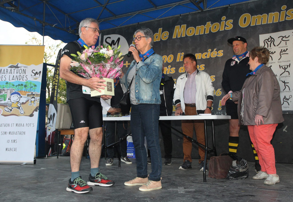 Remise d'un bouquet au 25000ème PCI des Landes