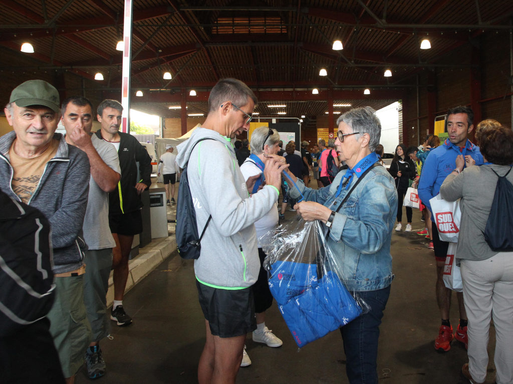 Remise du col brodé au logo de France ADOT 40 à tous les participants