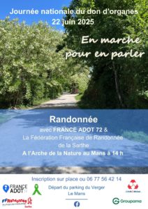 Une allée dans le bois de l'Arche de la Nature avec l'invitation à la journée du 22 juin 2025