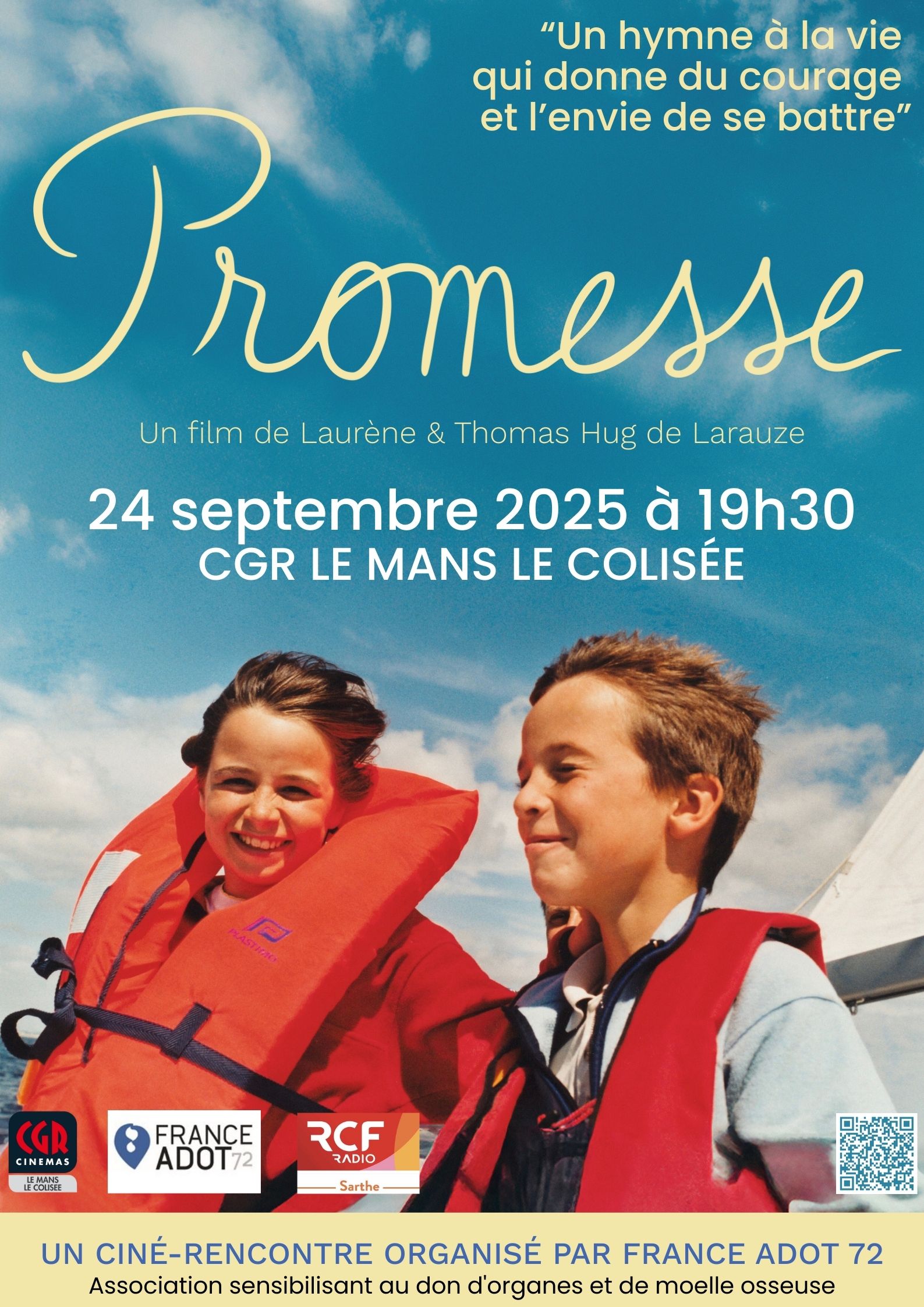 Laurène et Thomas enfants sur un bateau avec un gilet de sauvetage orange