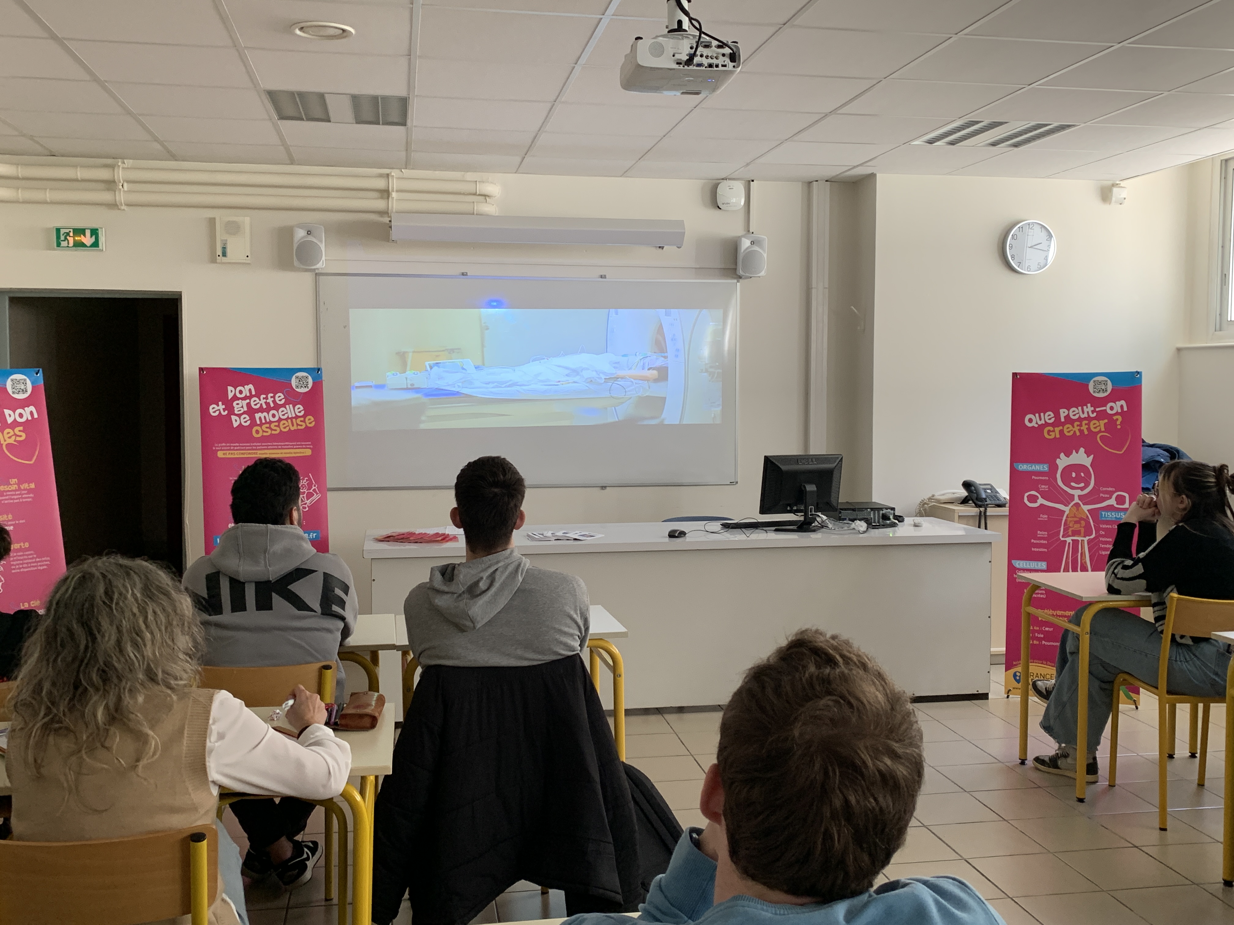 Les jeunes de prépa regardent le film "Comment j'ai sauvé des vies"