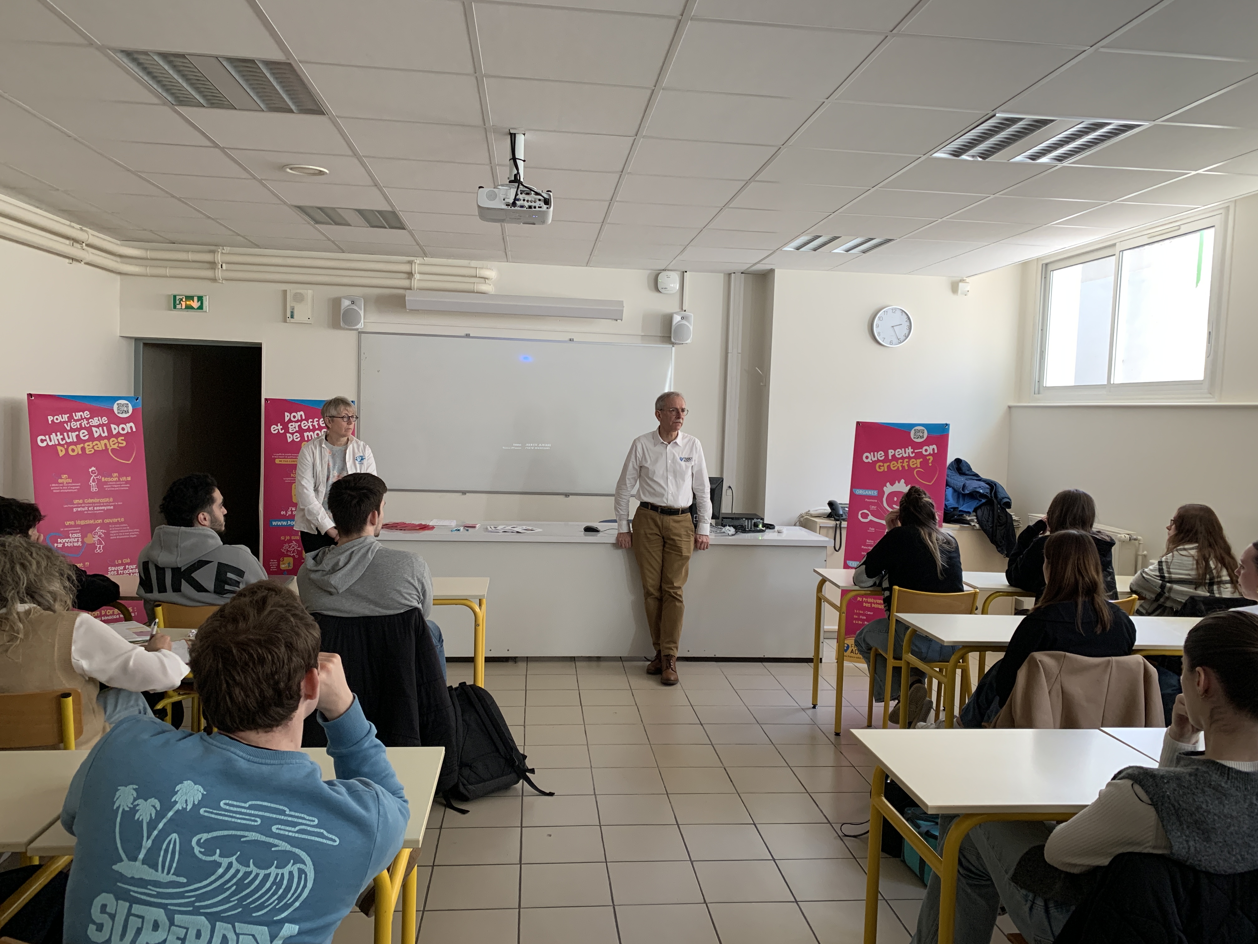 Echange de questions entre les bénévoles et les élèves