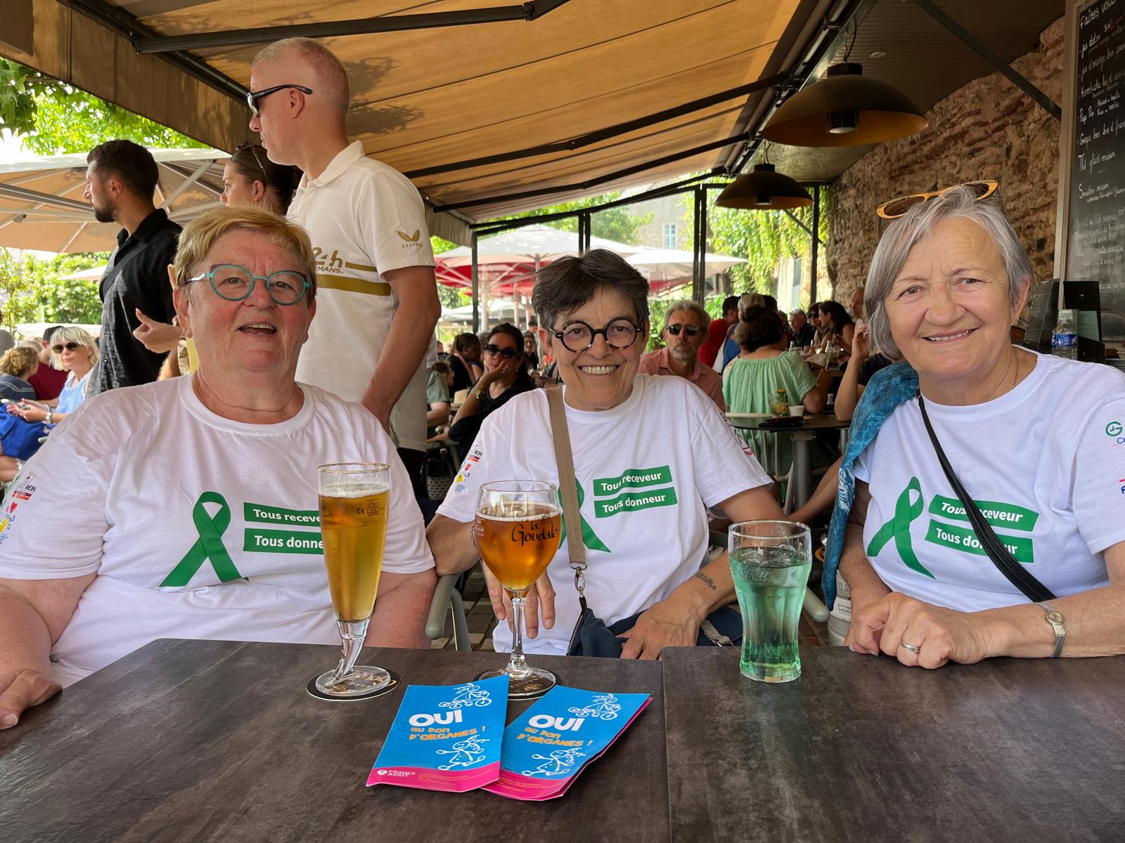 Nos 3 bénévoles se désaltèrent après avoir discuté avec les manceaux sur le marché.