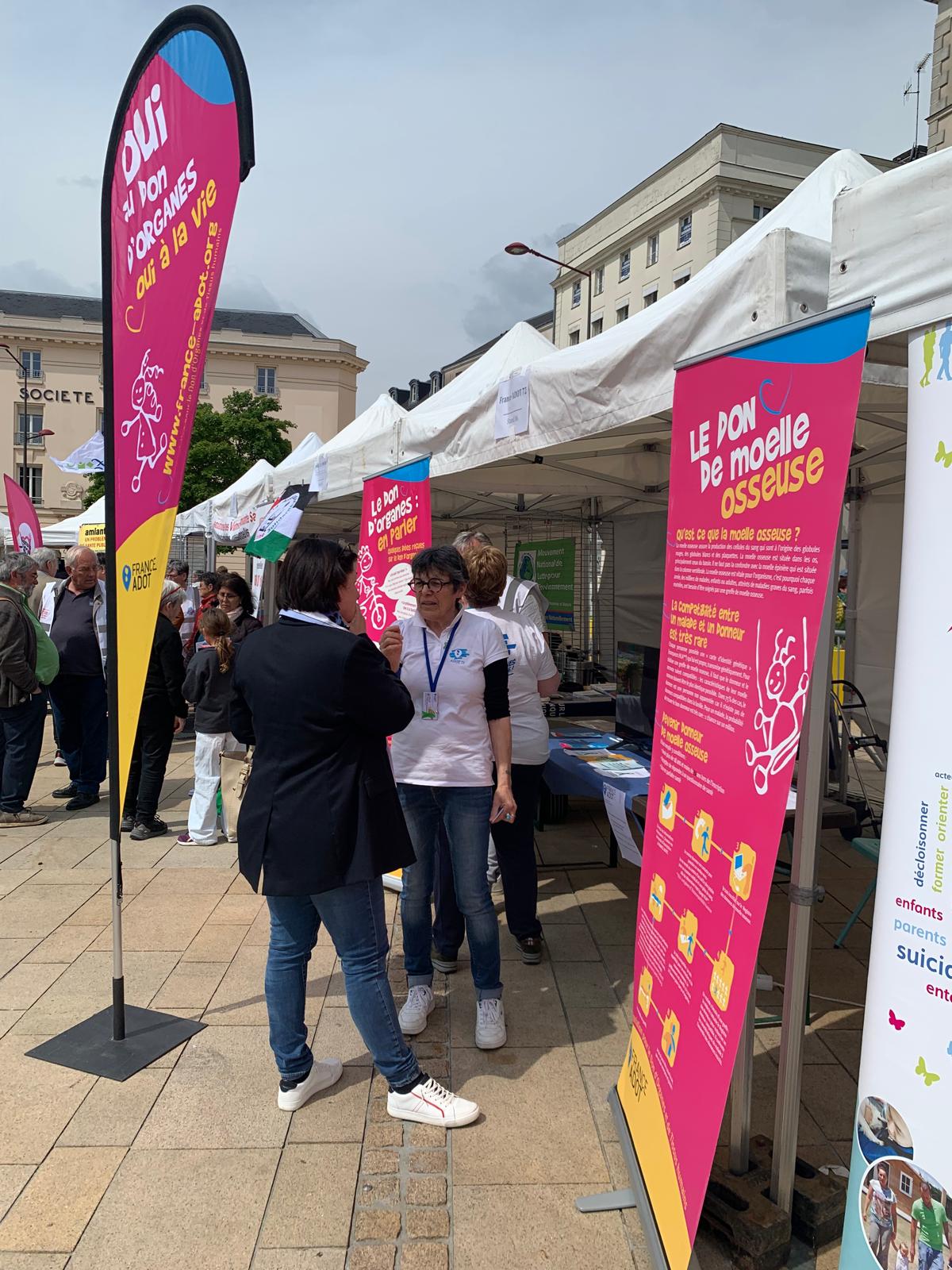Stand de FRANCE ADOT 72 sur la place de la République au Mans