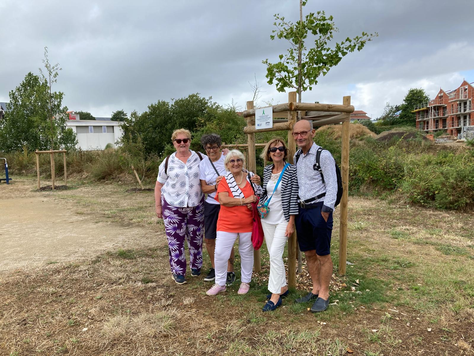 Isabelle, Sylvie, Marcelle, Annick et Jackie au pied de l'arbre de vie