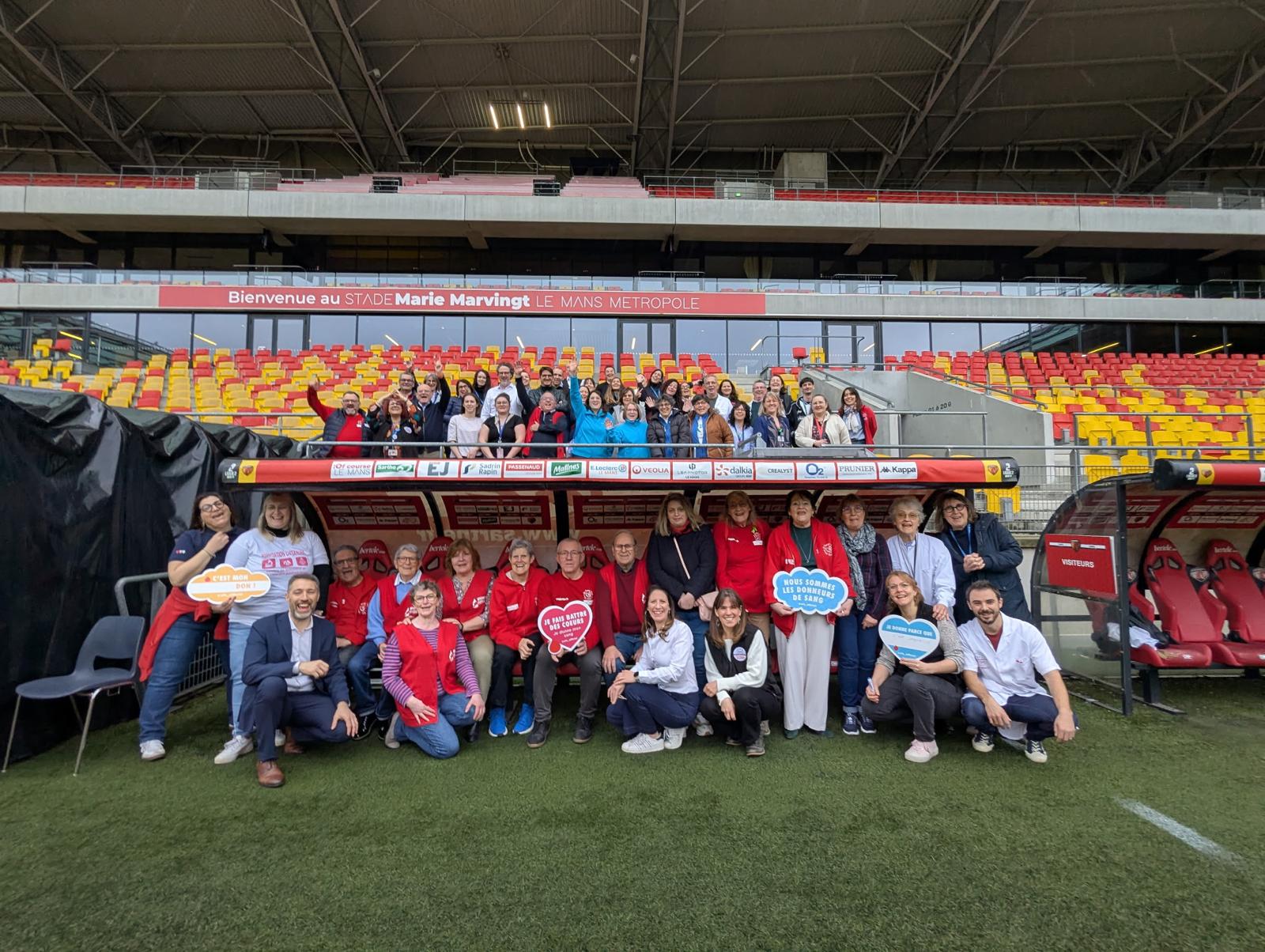 L'ensemble des partenaires des 24 heures du don du sang au stade Marie Marvingt au Mans